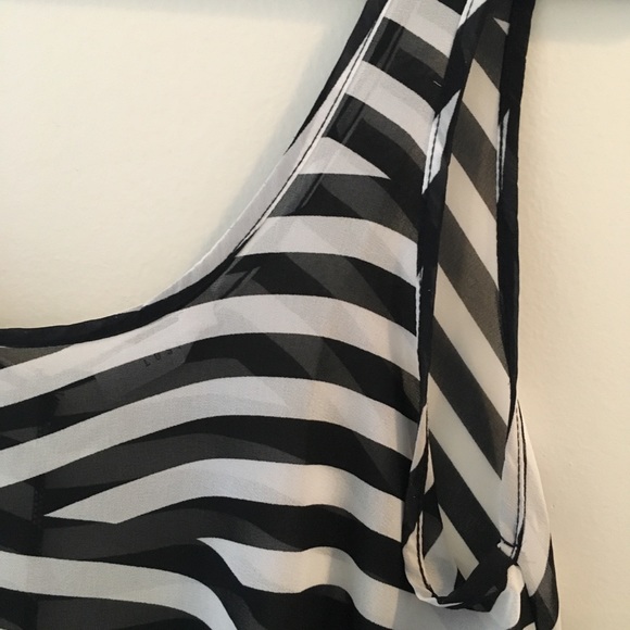 Sheer, flowy sleeveless black and white top - Picture 3 of 4